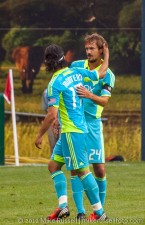 Sounders-Chelsea: Fredy gives Roger the Captain's arm band