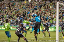 Sounders-Earthquakes: John Busch punches clear