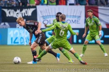 Sounders-Whitecaps: Ozzie Alonso and Jhon Kennedy Hurtado defend Barry Robson