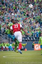 Sounders-Timbers: Jhon Kennedy Hurtado and Bright Dike collide heads